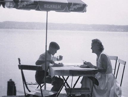 Fotografie von Dirk Kaesler und seiner Mutter unter einem Langnese-Schirm. Historische Fotografie aus Privatbesitz. Fotografie von Dirk Kaesler und seiner Mutter unter einem Langnese-Schirm. Historische Fotografie aus Privatbesitz.