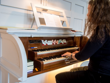 Elisabeth Orphal spielt an der Dinse-Orgel