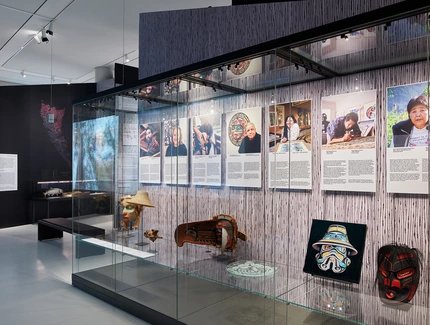 Ansicht der temporären Ausstellung "Ts'uu – Zeder. Von Bäumen und Menschen" im Humboldt Forum Ansicht der temporären Ausstellung "Ts'uu – Zeder. Von Bäumen und Menschen" im Humboldt Forum
