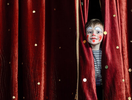 Junge als Clown auf der Bühne