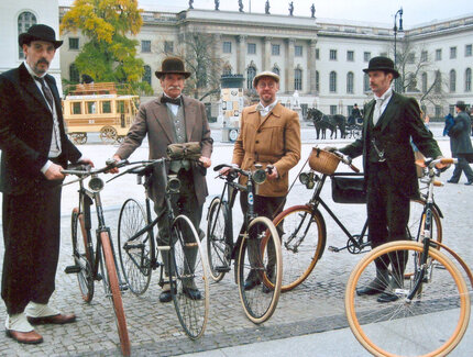 Menschen mit historischen Fahrrädern