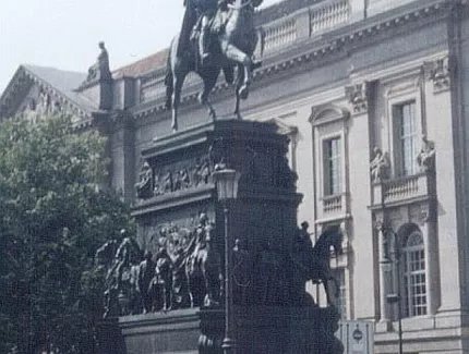 Reiterstandbild in der Straße Unter den Linden Reiterstandbild in der Straße Unter den Linden