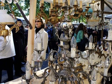 Berliner Antikflohmarkt auf der Trabrennbahn KARLSHORST Berliner Antikflohmarkt auf der Trabrennbahn KARLSHORST