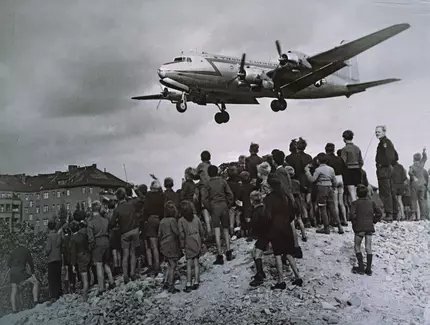 Ein „Rosinenbomber“ im Anflug auf Tempelhof, Henry Ries, Berlin 17.10.1948 Ein „Rosinenbomber“ im Anflug auf Tempelhof, Henry Ries, Berlin 17.10.1948
