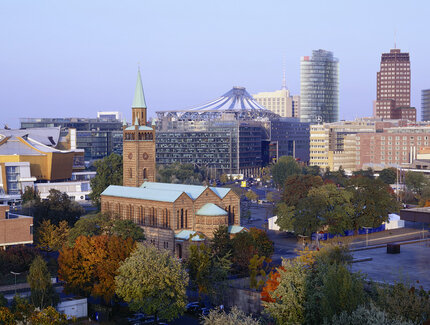 Blick auf den Potsdamer Platz, im Vordergrund die St.-Matthäus-Kirche