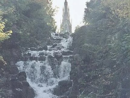 Kreuzbergdenkmal mit Wasserfall im Viktoriapark Kreuzbergdenkmal mit Wasserfall im Viktoriapark