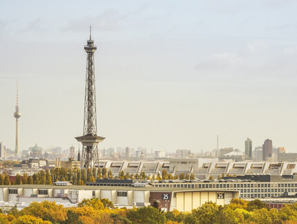 Funkturm mit Berliner Skykline und Fernsehturm im Hintergrund