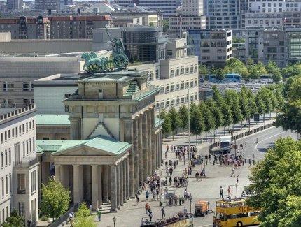 Brandenburger Tor, im Hintergrund die US-Botschaft Brandenburger Tor, im Hintergrund die US-Botschaft