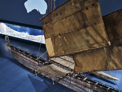 Großes Auslegerboot von der Insel Luf (Bismarck-Archipel, Papua Neuguinea) im Modul „Ozeanien: Mensch und Meer. Ein Meer von Inseln“ des Ethnologischen Museums im Humboldt Forum Großes Auslegerboot von der Insel Luf (Bismarck-Archipel, Papua Neuguinea) im Modul „Ozeanien: Mensch und Meer. Ein Meer von Inseln“ des Ethnologischen Museums im Humboldt Forum
