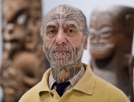George Nuku in der Ozeanien-Ausstellung des Ethnologischen Museums im Humboldt Forum George Nuku in der Ozeanien-Ausstellung des Ethnologischen Museums im Humboldt Forum