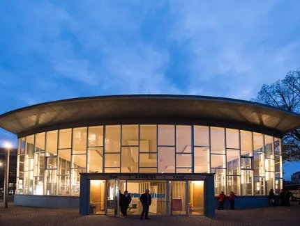 Außenansicht des beleuchteten Tränenpalastes Außenansicht des beleuchteten Tränenpalastes