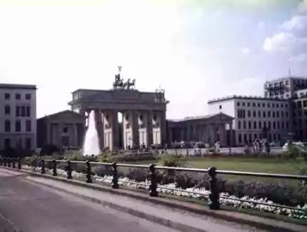 Unter den Linden vom Brandenburger Tor zum Schloß Unter den Linden vom Brandenburger Tor zum Schloß