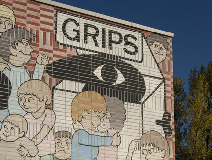 Mosaikbild an der Fassade des Grips Theaters