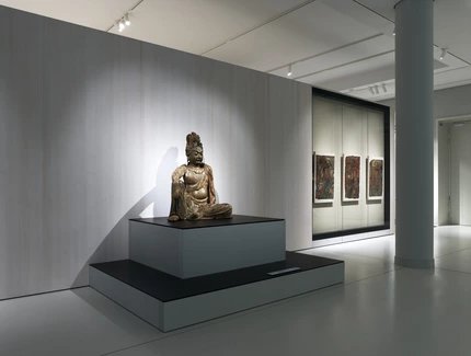 Bodhisattva Avalokiteshvara in Wasser-Mond-Pose (China, Song Dynastie, 960 – 1279) im Modul „Kunst und Kult. Sakrale Kunst in China und Japan“ des Museums für Asiatische Kunst im Humboldt Forum Bodhisattva Avalokiteshvara in Wasser-Mond-Pose (China, Song Dynastie, 960 – 1279) im Modul „Kunst und Kult. Sakrale Kunst in China und Japan“ des Museums für Asiatische Kunst im Humboldt Forum