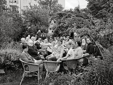Lorenz Kienzle, Letzte Versammlung der Kleingärtner:Innen der Gartenkolonie »Block 4 « am 3.10.2023, vor ihrem erzwungenen Auszug am 30.11.2023, 2023, Silbergelatinepapier Lorenz Kienzle, Letzte Versammlung der Kleingärtner:Innen der Gartenkolonie »Block 4 « am 3.10.2023, vor ihrem erzwungenen Auszug am 30.11.2023, 2023, Silbergelatinepapier