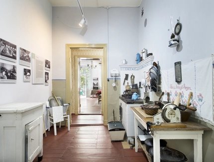 Blick in die Ausstellung "Zimmermeister Brunzel baut ein Mietshaus" - Küche Blick in die Ausstellung "Zimmermeister Brunzel baut ein Mietshaus" - Küche