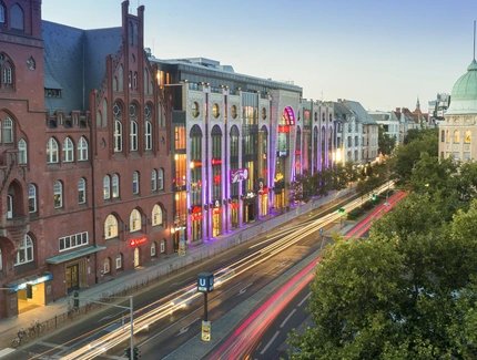 Schlossstraße mit Rathaus Steglitz Schlossstraße mit Rathaus Steglitz