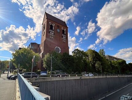 Epiphanienkirche an der Stadtautobahn