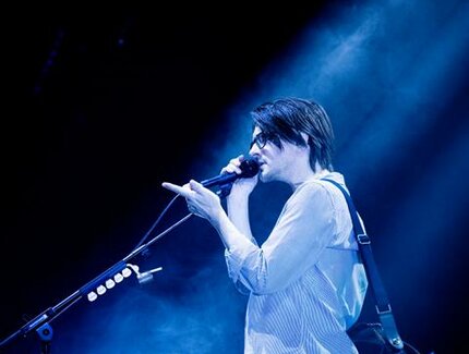 Steven Wilson auf der Bühne singend