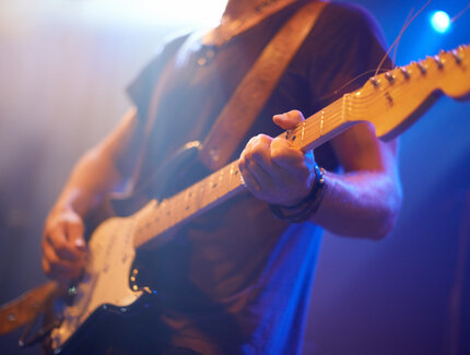 Ein Gitarrist auf einem Konzert mit einer E-Gitarre