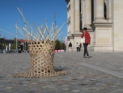 Gestaltungselement "Geschichte(n) Tansanias" vor dem Humboldt Forum Gestaltungselement "Geschichte(n) Tansanias" vor dem Humboldt Forum