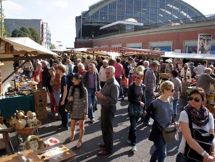 Geschäftiges Treiben auf dem Antikmarkt am Berliner Ostbahnhof Geschäftiges Treiben auf dem Antikmarkt am Berliner Ostbahnhof