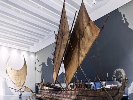 Ausstellungsansicht des Moduls "Ozeanien: Mensch und Meer. Ein Meer von Inseln" des Ethnologischen Museums im Humboldt Forum Ausstellungsansicht des Moduls "Ozeanien: Mensch und Meer. Ein Meer von Inseln" des Ethnologischen Museums im Humboldt Forum