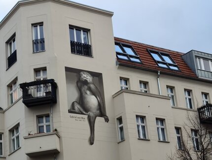 Streetart en Friedrichshain: el mono como juez de arte dedicado a Gabriel von Max