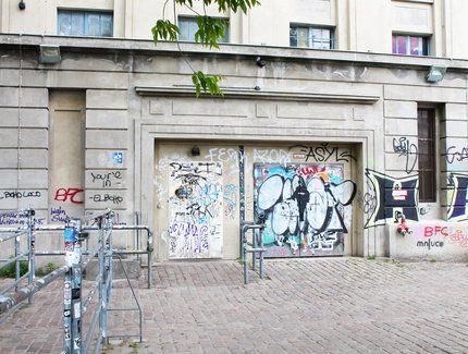 Berghain - die härteste Tür Berlin Eingangsbereich des Berghain Berlin, ein ehemaliges Heizkraftwerk