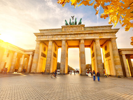 Brandenburger Tor mit Quadriga in Berlin in herbstlichem Gegenlicht