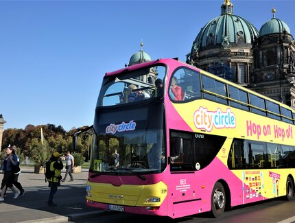 Bus de "Berlin City Circle Sightseeing" devant la cathédrale de Berlin