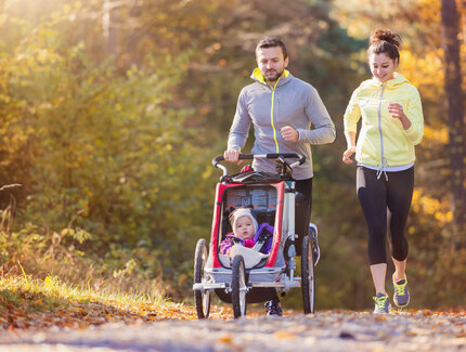 Eine junge Familie beim Joggen