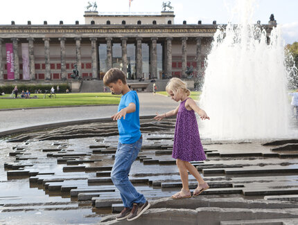 Kinder beim Spielen auf der Museumsinsel im Sommer in Berlin