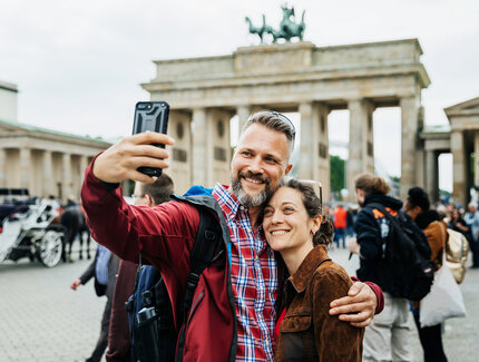 Paar macht ein Selfie vor dem Brandenburger Tor