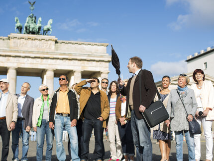 Viaje en grupo frente a la Puerta de Brandenburgo
