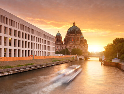 Vue sur la Spree et le Humboldtforum & la cathédrale de Berlin au coucher du soleil