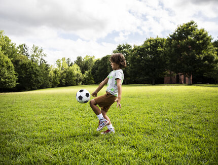 Junge spielt Fußball