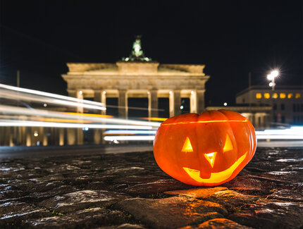 Pumpkin in front of the Brandenburg Gate