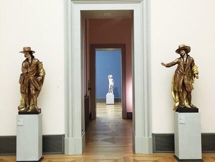 Bode Museum Eingangsbereich mit zwei Figuren