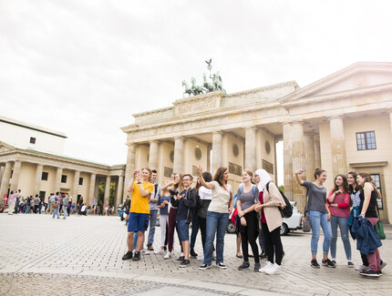 Gita in classe alla Porta di Brandeburgo a Berlino