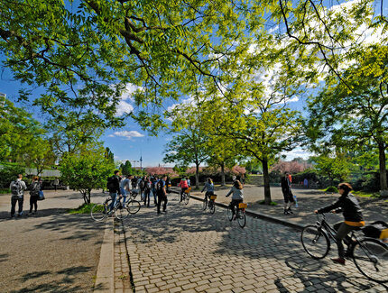 Bicicletas atravesando el Mauerpark 