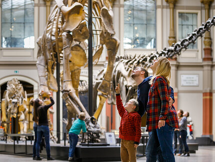 Famiglia nel Museo di Storia Naturale di Berlino