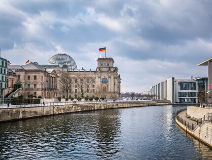 Reichstag Berlin im Winter mit Blick auf den Fluss