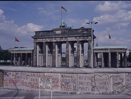 Bemalte Panzermauer und Warnschild vor dem Brandenburger Tor
