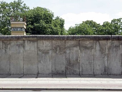 Muro de Berlín, después de 1989 con la torre de vigilancia de la RDA