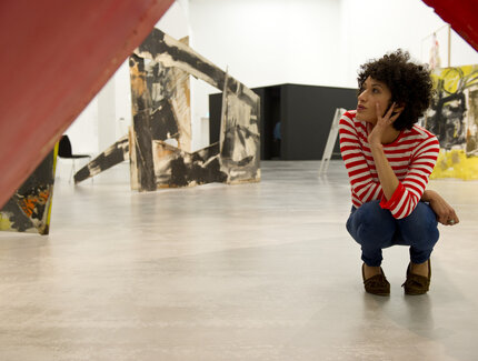 Giovane donna nella mostra di Vedova alla Berlinische Galerie