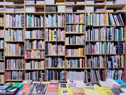 Bücherregal aus dem doyoureadme Buchladen in Berlin
