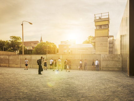 Die Gedenkstätte Berliner Mauer im Sonnenuntergang