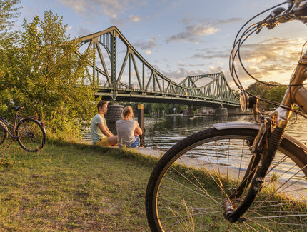 Berlin mit dem Fahrrad an der Glienicker Brücke