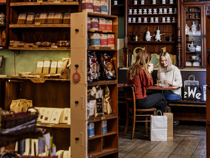 Zwei Frauen sitzen im Café Winterfeldt Schokoladen in Berlin